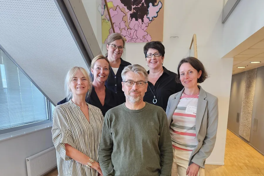 En gruppe mennesker som poserer for et bilde