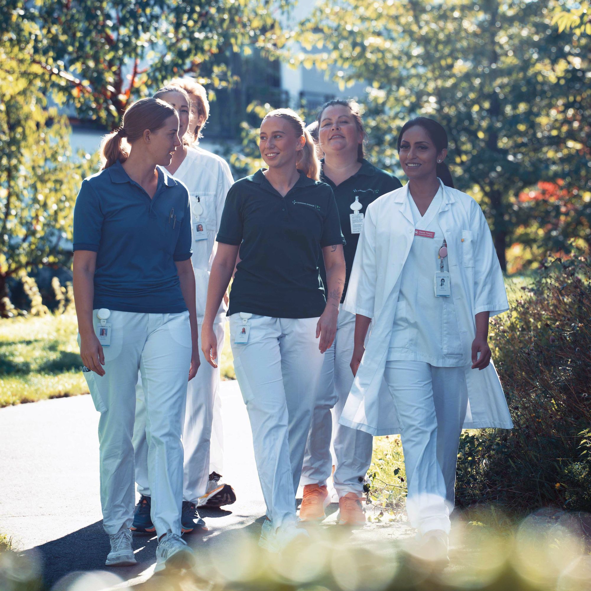 Et tverrfaglig team bestående av ergoterapeut, fysioterapeut, sykepleier og lege. Bildet er tatt utenfor.