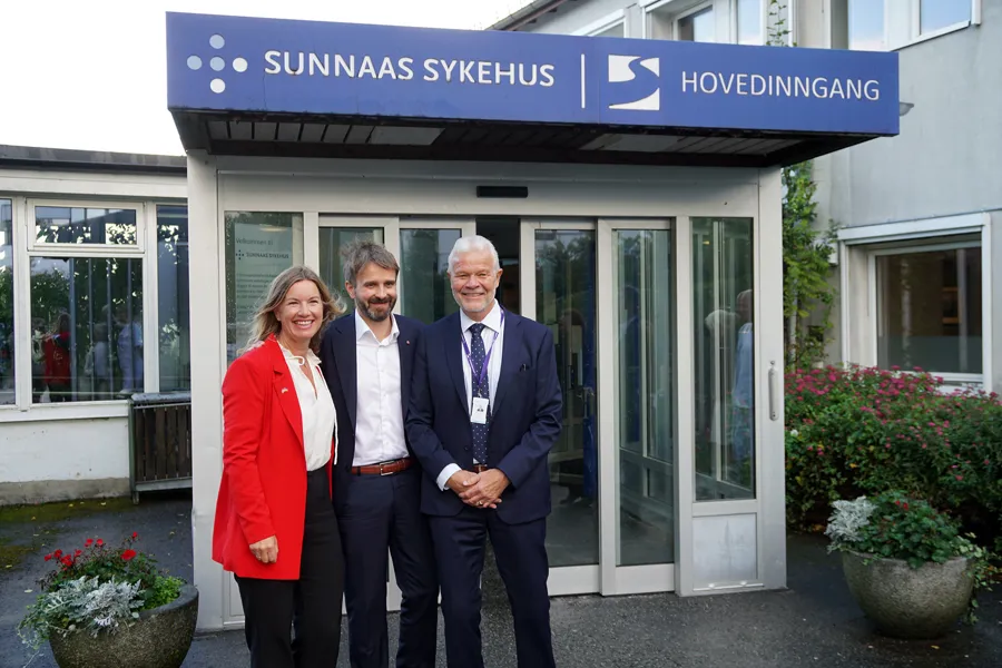 Bilde av Ordfører Cathrine Kjenner Forsland, helseminister Jan Christian Vestre og sykehusdirektør Einar Magnus Strand utenfor hovedinngangen på Sunnaas sykehus
