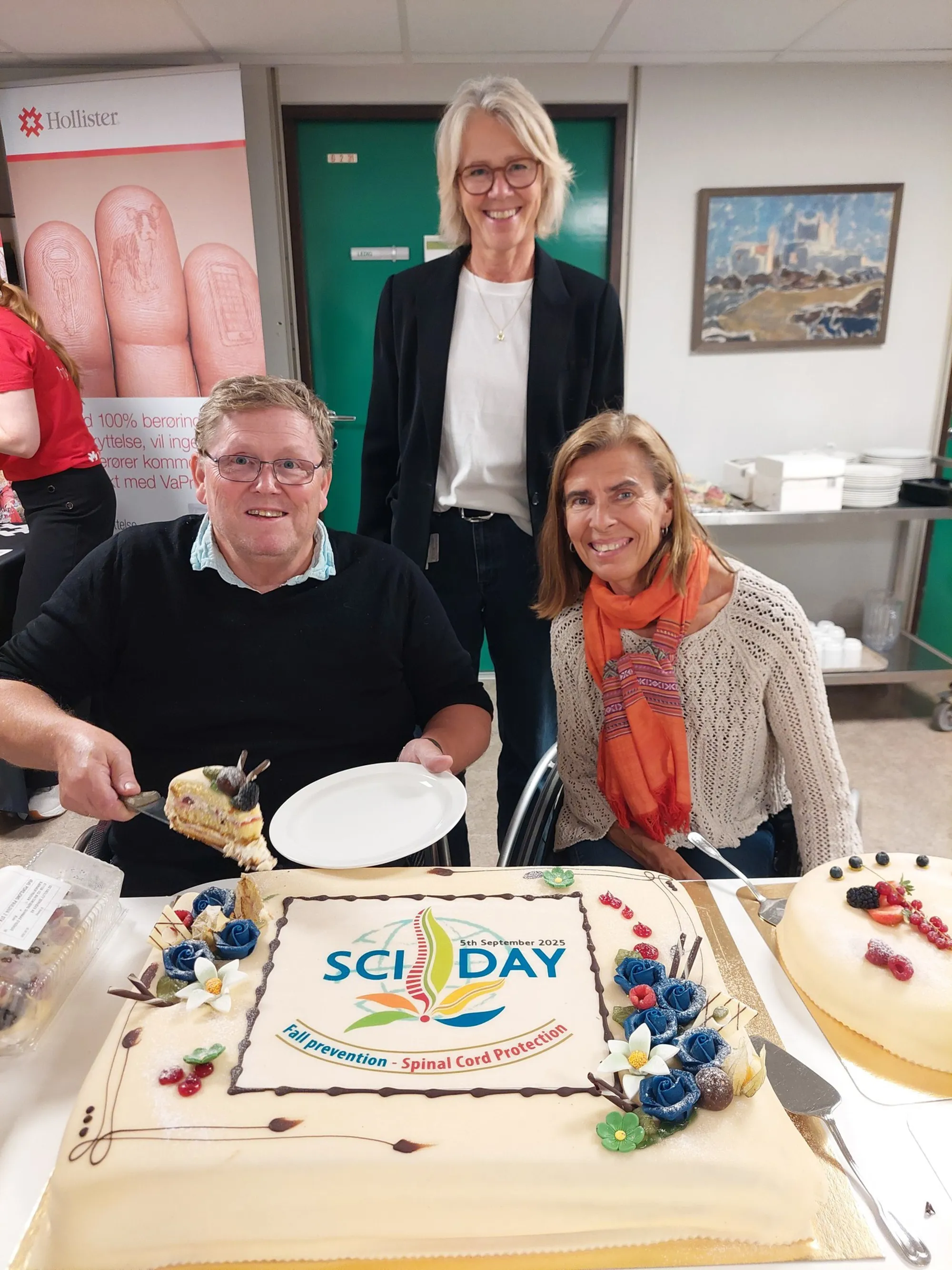 Ledelsen i landsforeningen for ryggmargsskade sammen med avdelingsleder Birgitte Dahl og en stor kake med SCI-day på