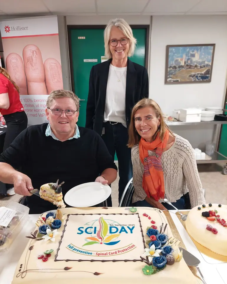 Ledelsen i landsforeningen for ryggmargsskade sammen med avdelingsleder Birgitte Dahl og en stor kake med SCI-day på