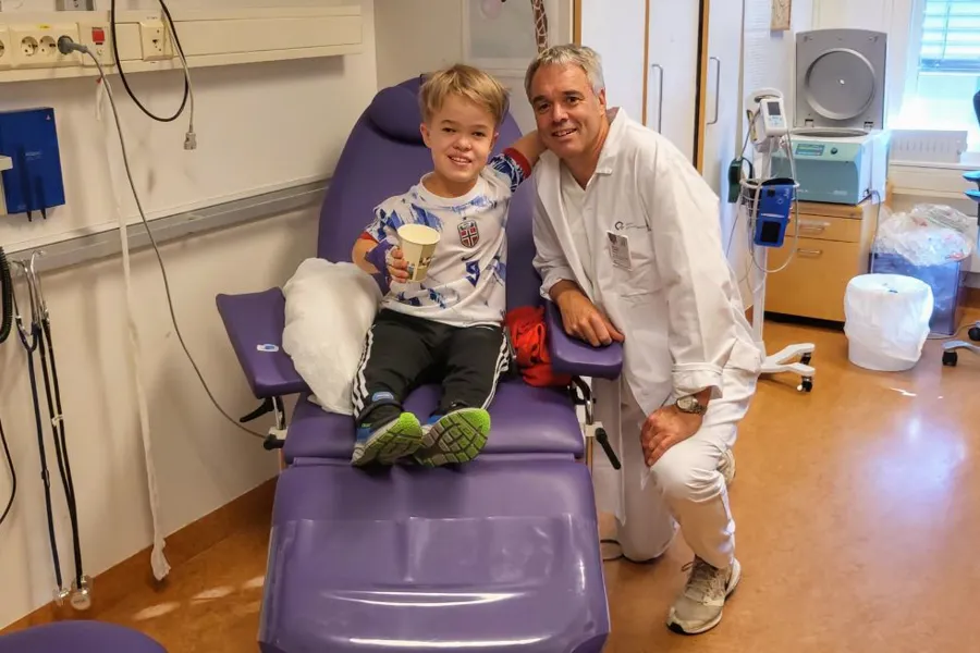 En mann og en gutt på et sykehusrom