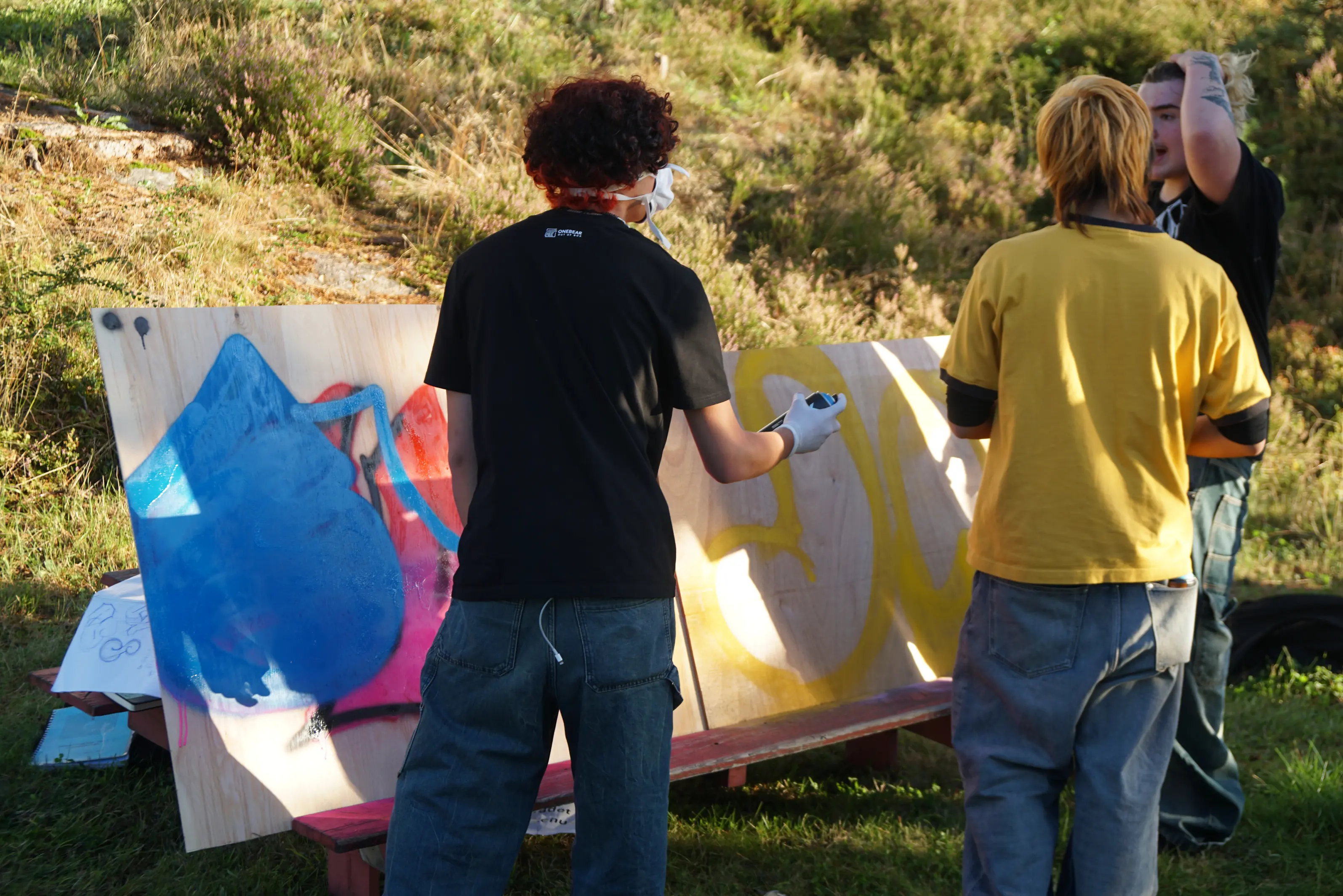 Tre unge gatekunstnere viser grafittikunst