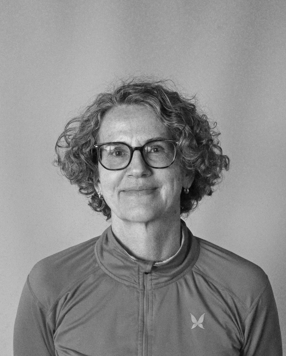 En mann med krøllete hår