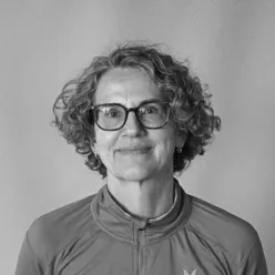 En mann med krøllete hår