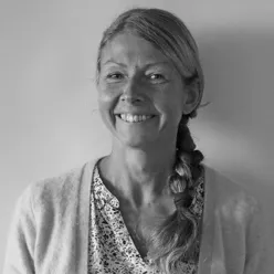 En person som smiler til kameraet