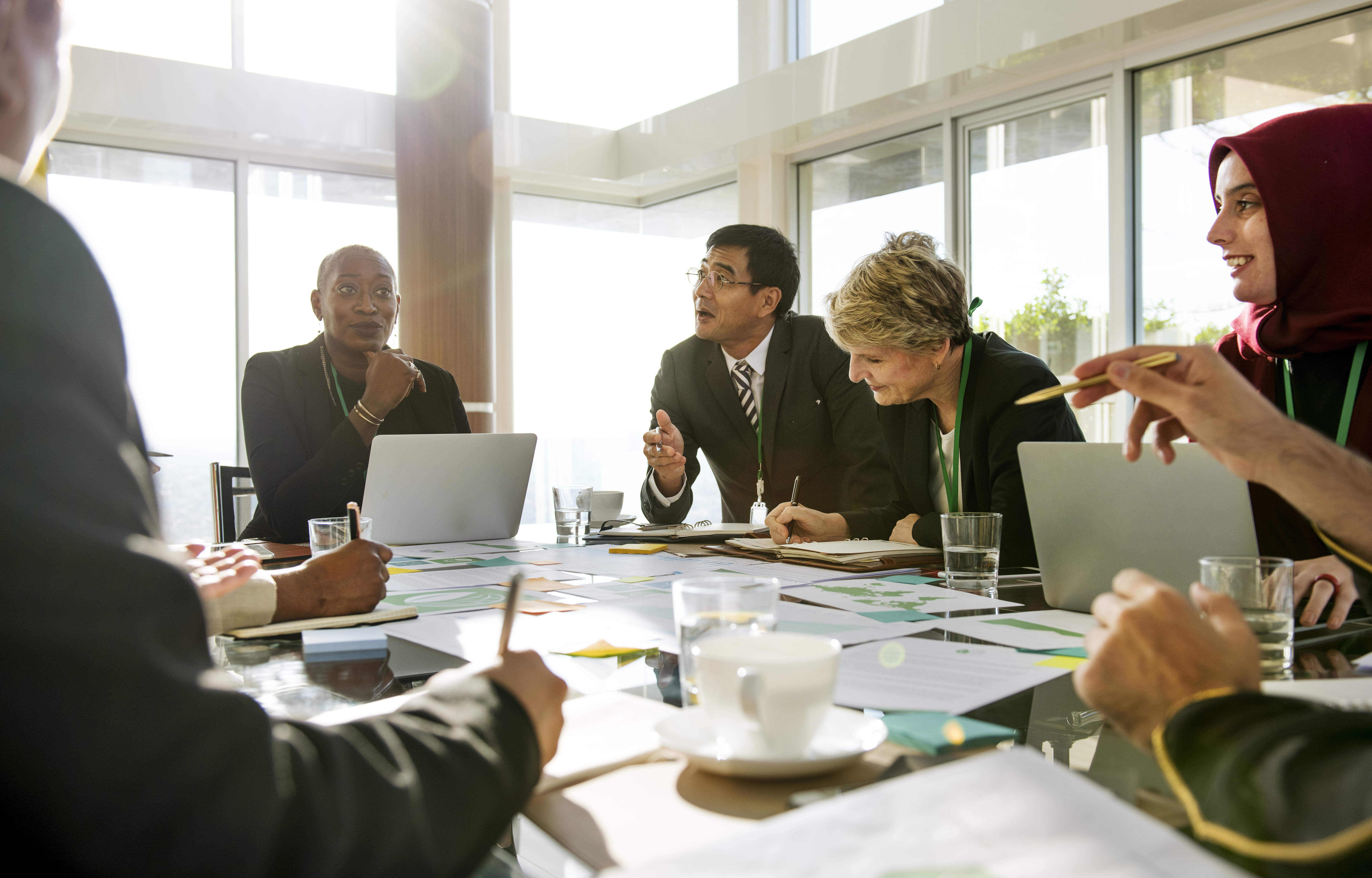 Ivrig diskusjon i et møte