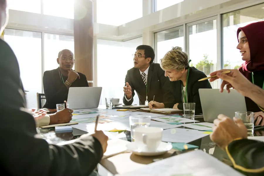 Ivrig diskusjon i et møte