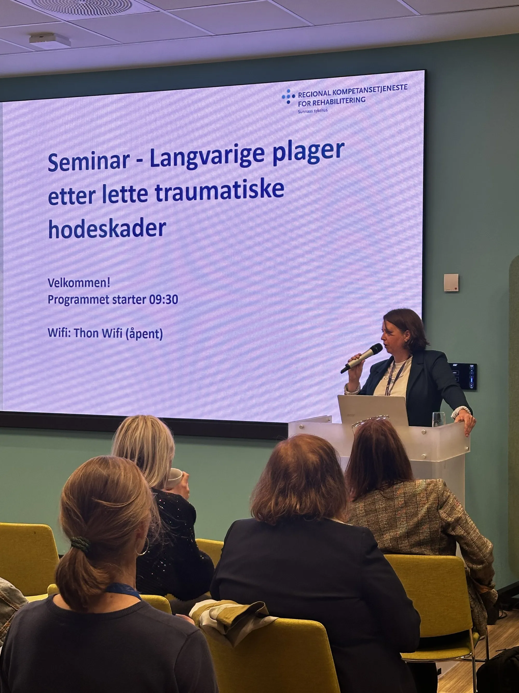 En kvinne som holder en presentasjon
