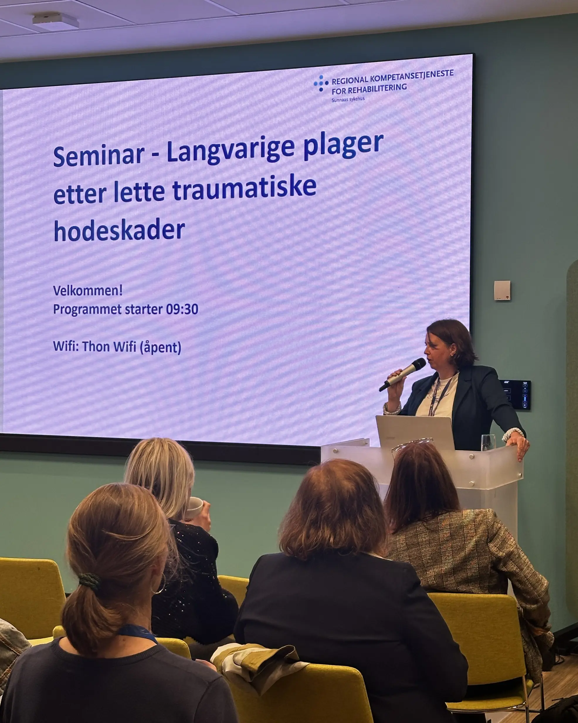 En kvinne som holder en presentasjon