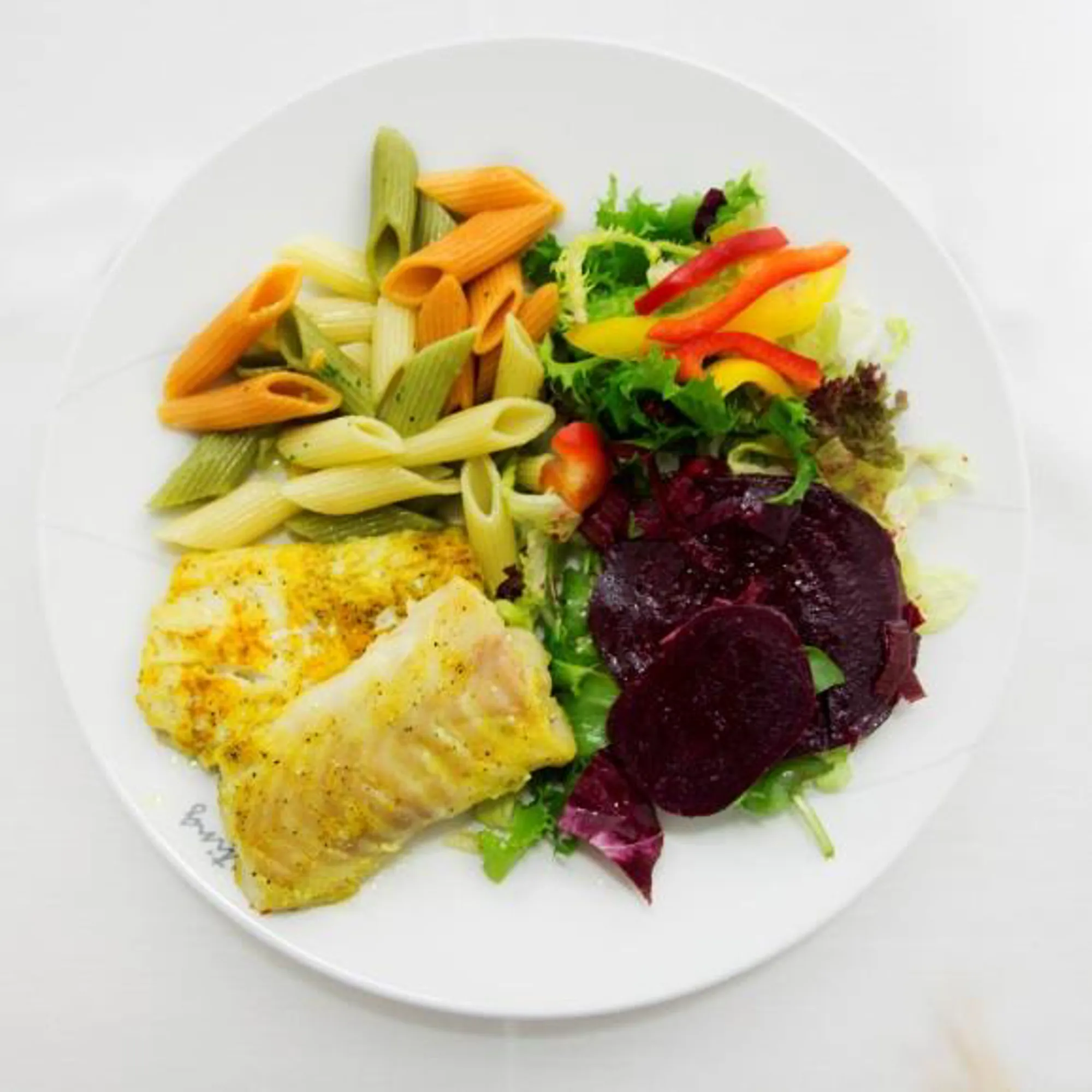 Tallerken med proteinrik mat, fisk, pasta og salat