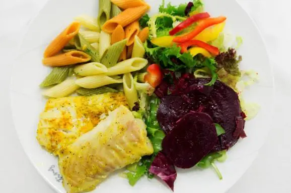 Tallerken med proteinrik mat, fisk, pasta og salat