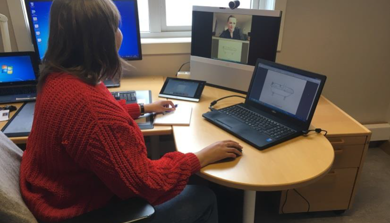 Logoped sitter foran pc med videokonferanse med person på skjerm