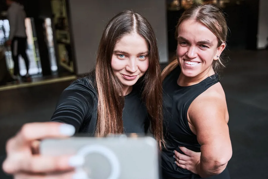 To damer tar selfie, en har akondroplasi