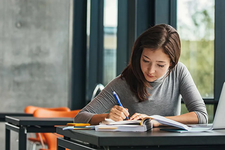 Kvinnelig student på lesesal