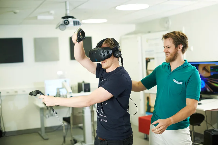 En person som har på seg et virtual reality-headset og en person som har på seg et virtual reality-headset