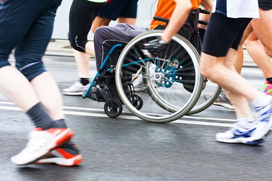 Gående og rullestolbrukere i fysisk aktivitet