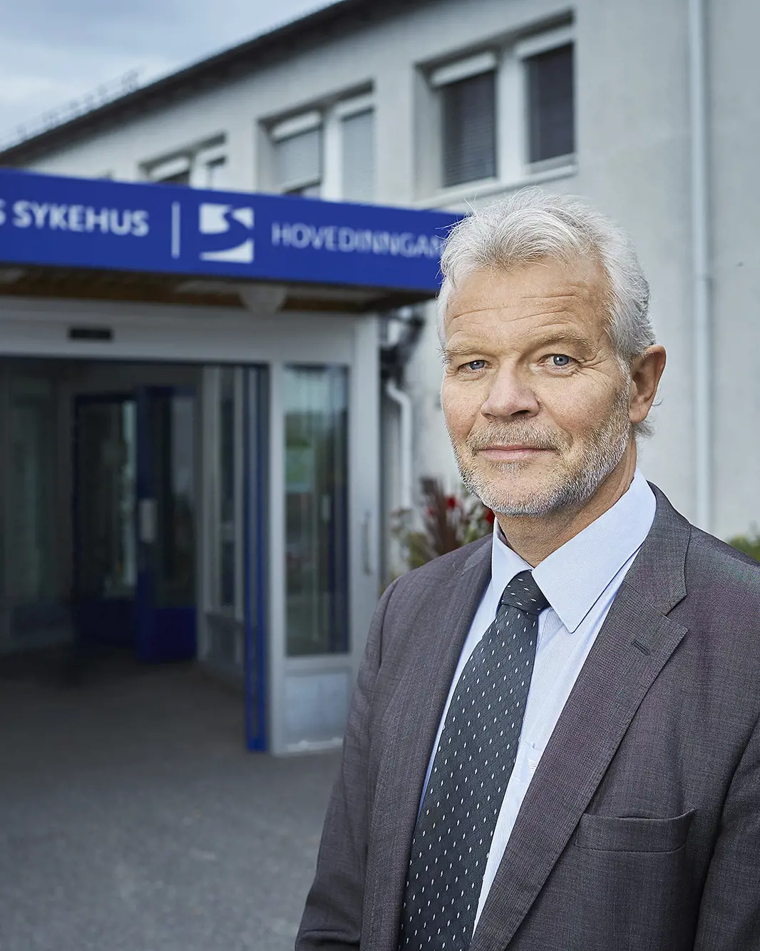 Adm.dir. Einar Magnus Strand for inngangspartiet til Sunnaas sykehus HF