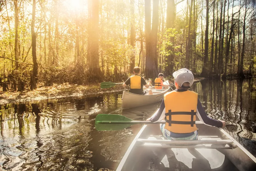 Bilde av barn i kano