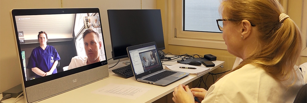 Bilde av lege som veileder pasient og helsepersonell via skjem