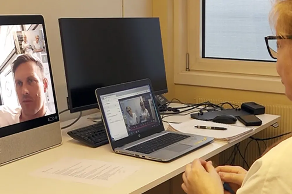 Bilde av lege som veileder pasient og helsepersonell via skjem