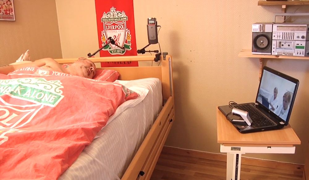 Pasient i seng kikker på PC-skjerm