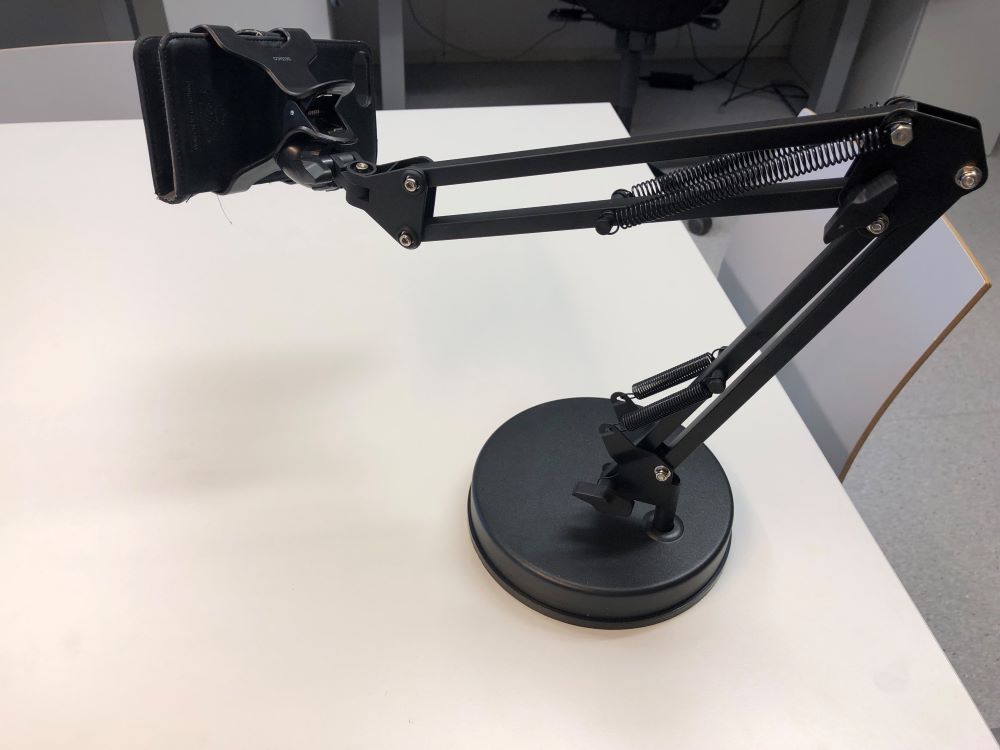 Deltaco universal phone holder with weighted base