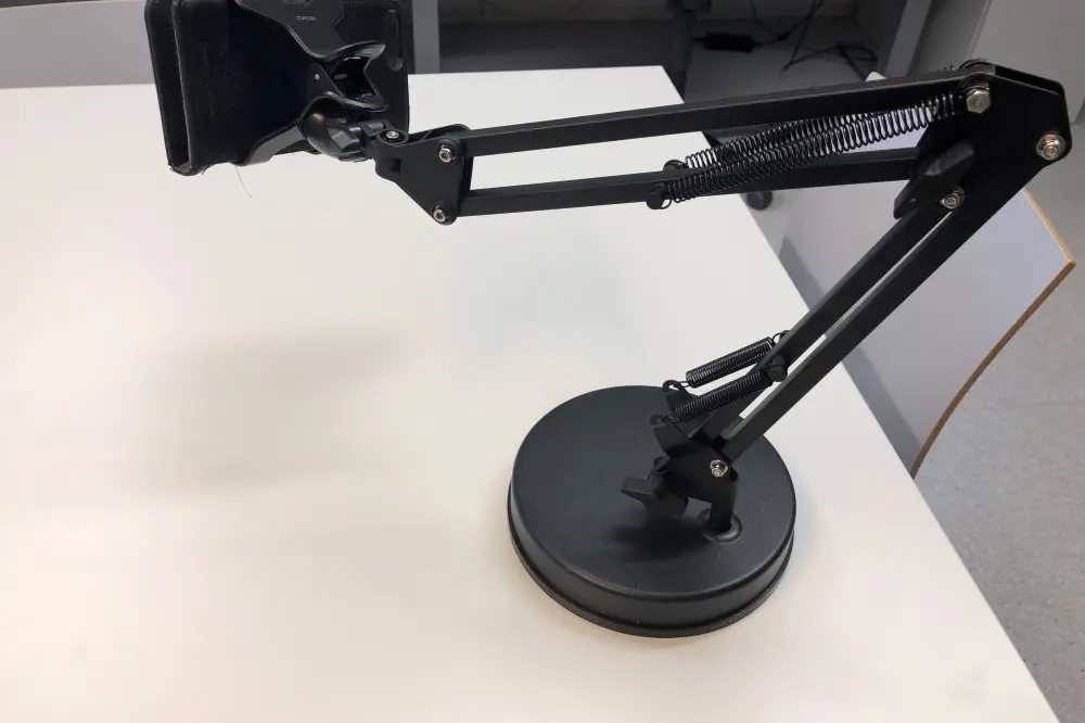 Deltaco universal phone holder with weighted base