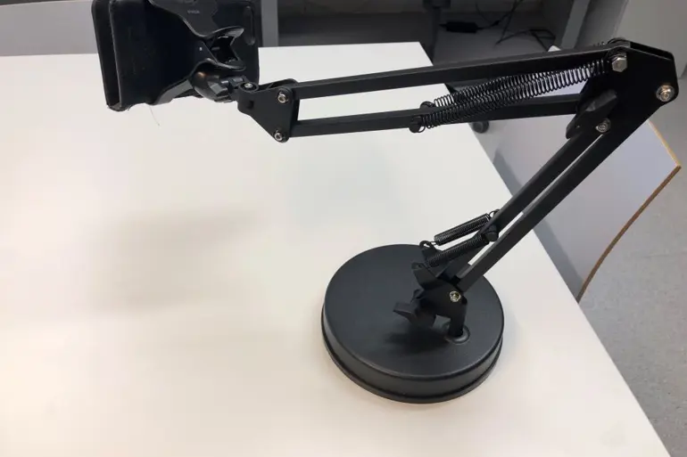 Deltaco universal phone holder with weighted base