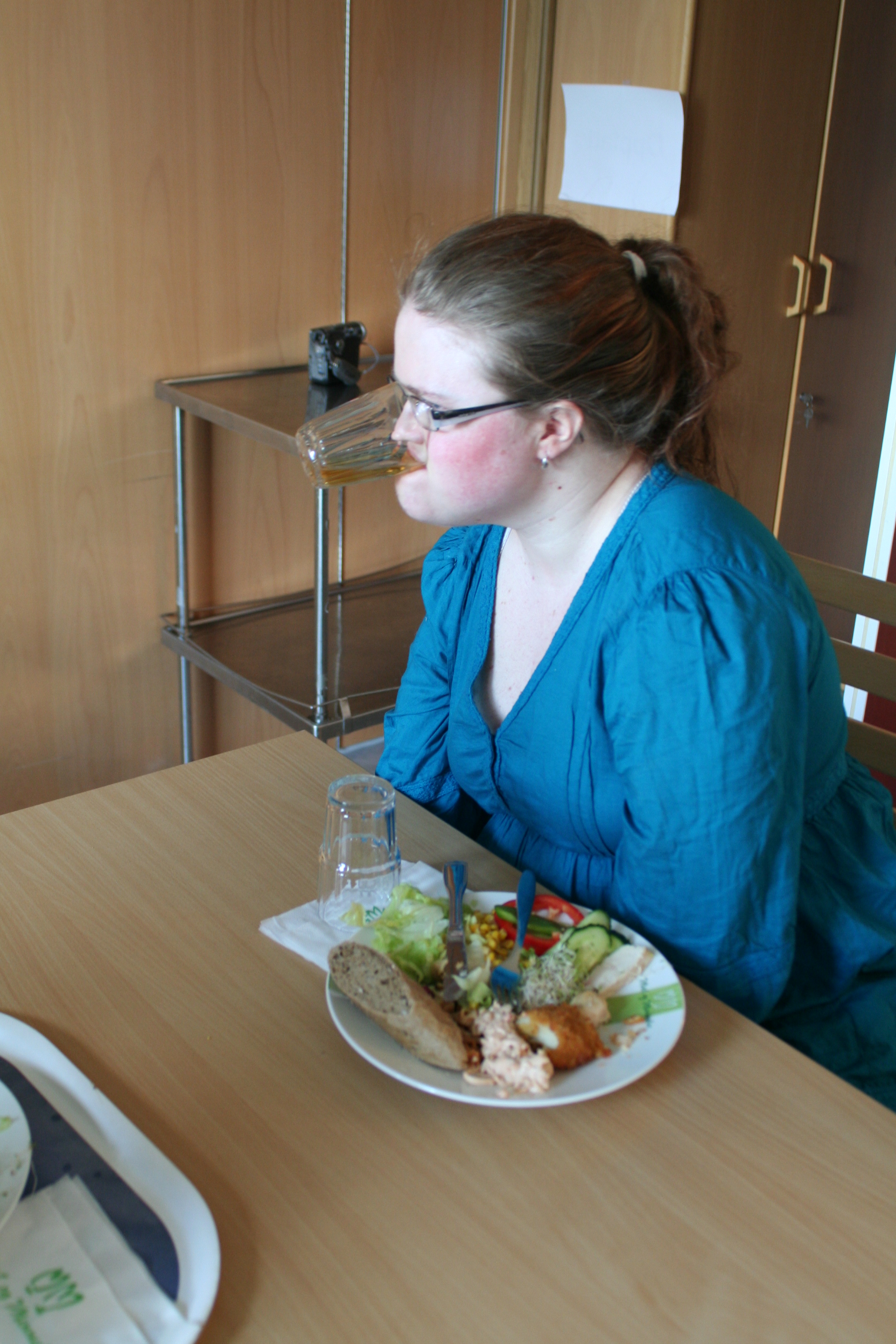 Bilde av person som drikker ved å bite i glasset