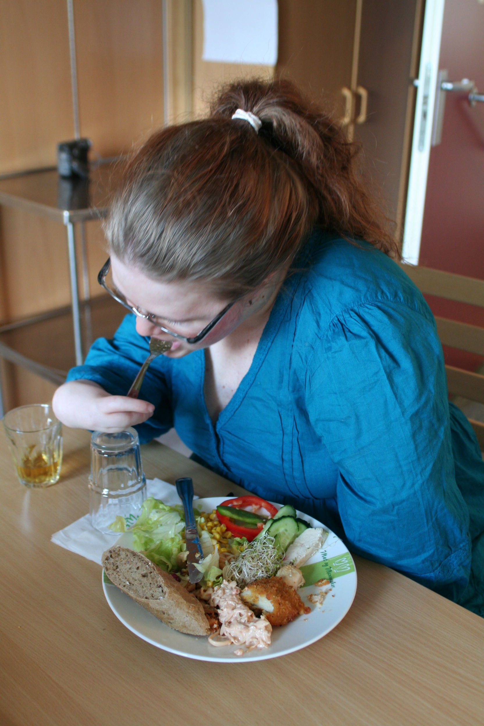 Bilde av spiseteknikk med å støtte hånd på glass