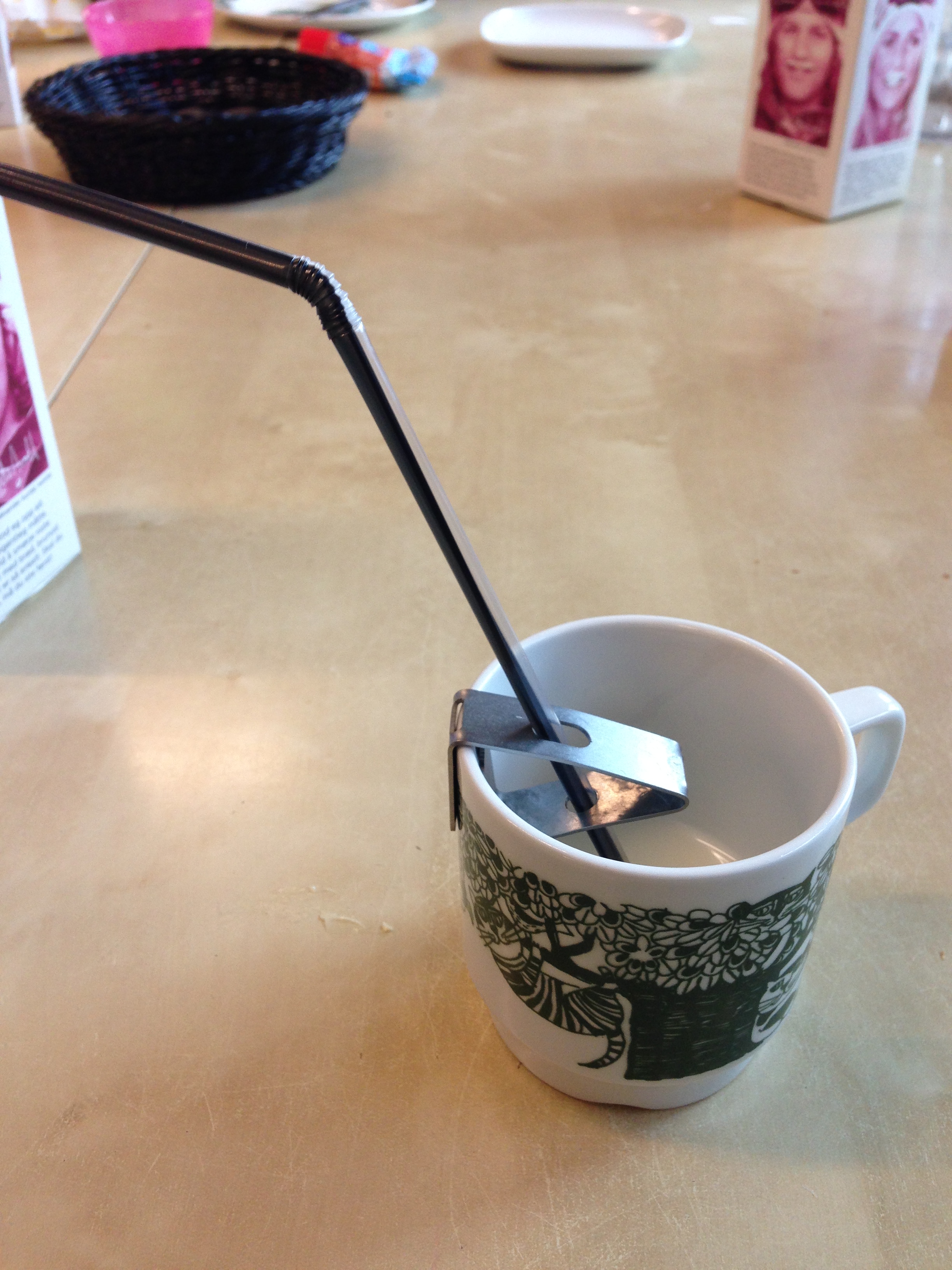 Kopp med sugerør og sugerørholder