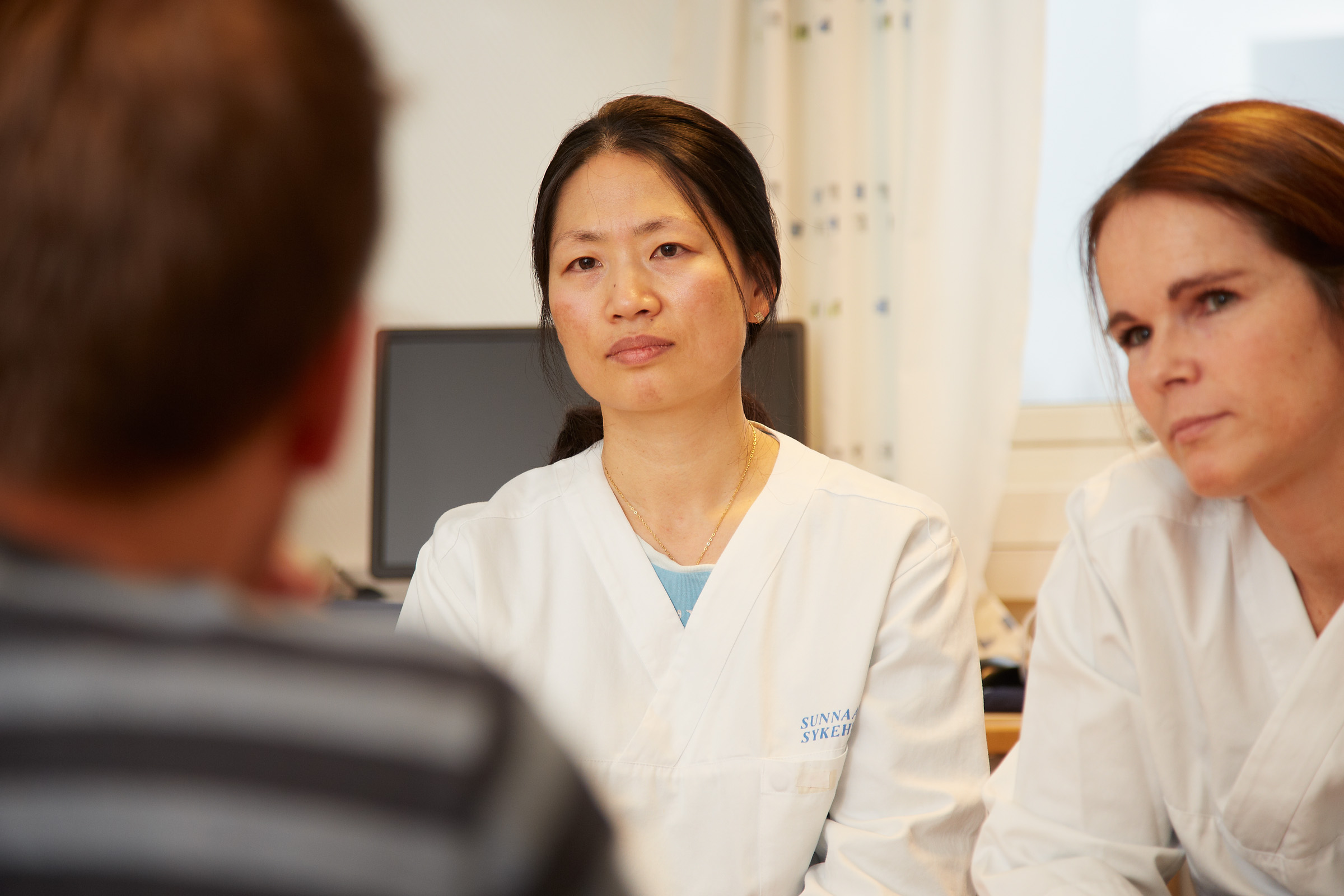 Helsepersonell i samtale med pasient