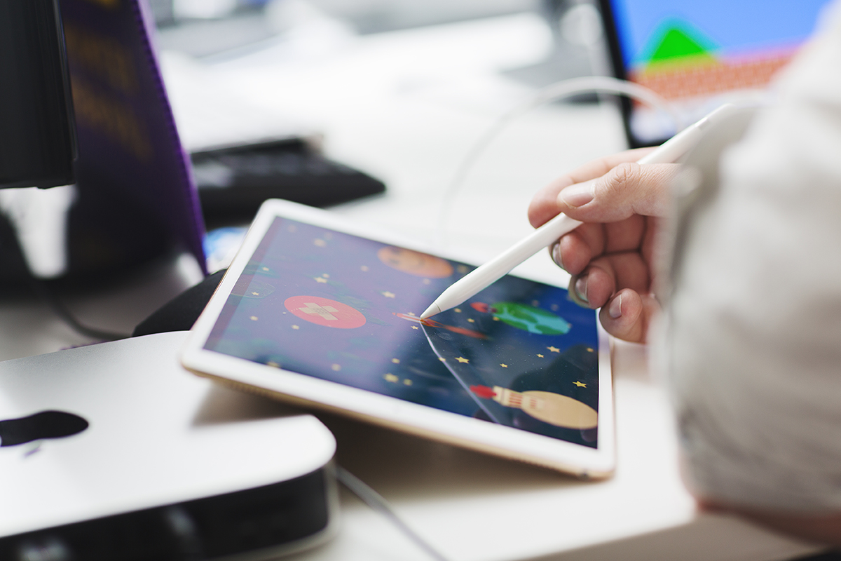 Barn spiller på ipad