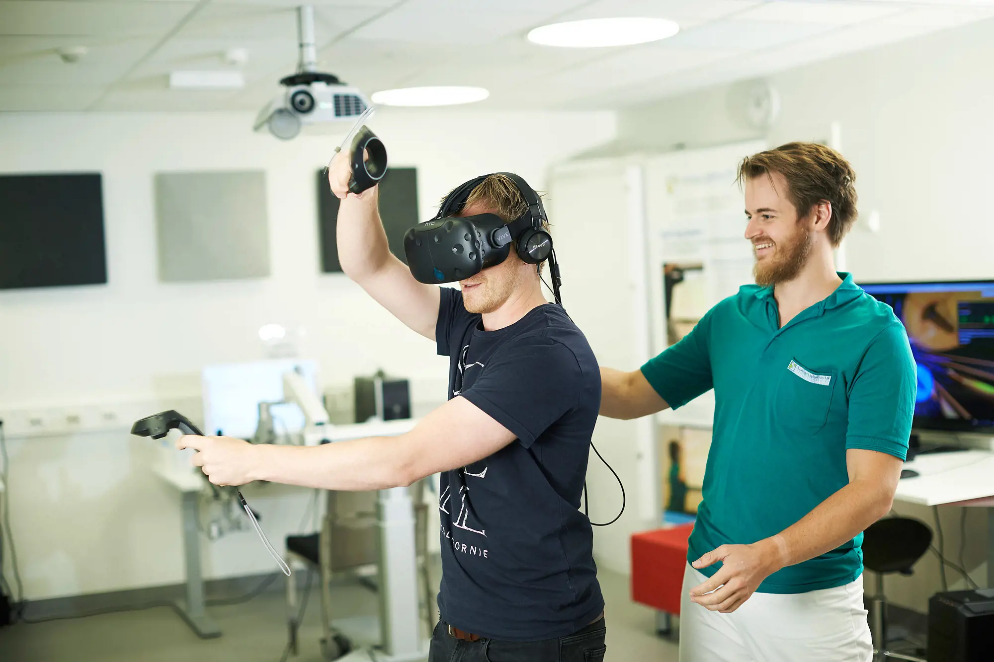 Terapeut hjelper mann med VR briller som spiller