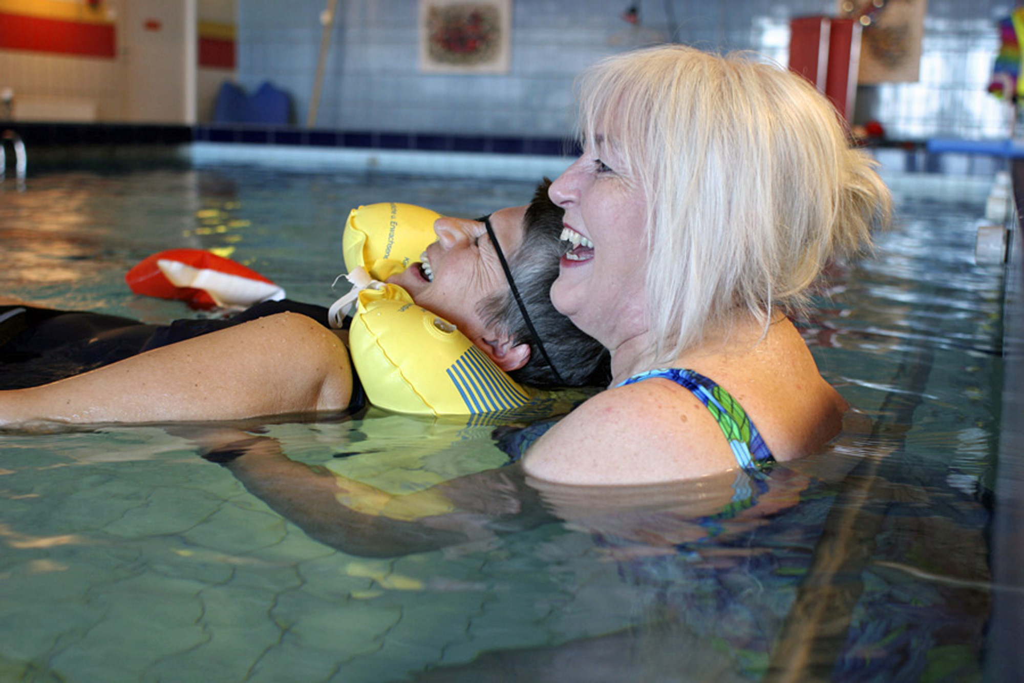 En person i et basseng