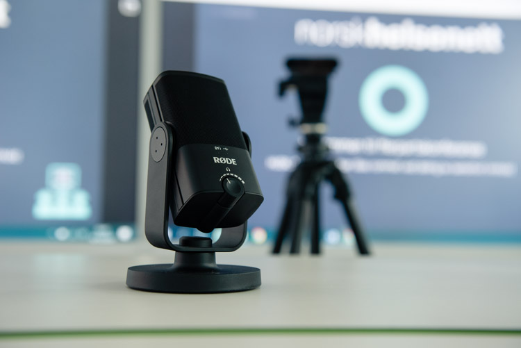 Et kamera på et bord