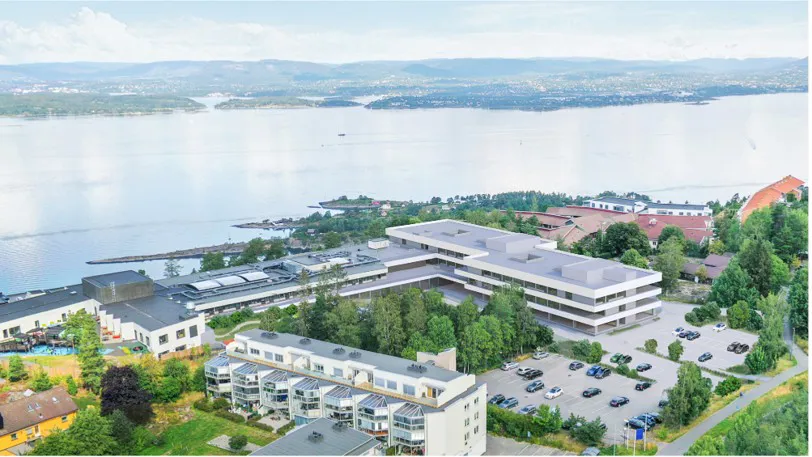 Dronebilde av et sykehusområde ved sjøen