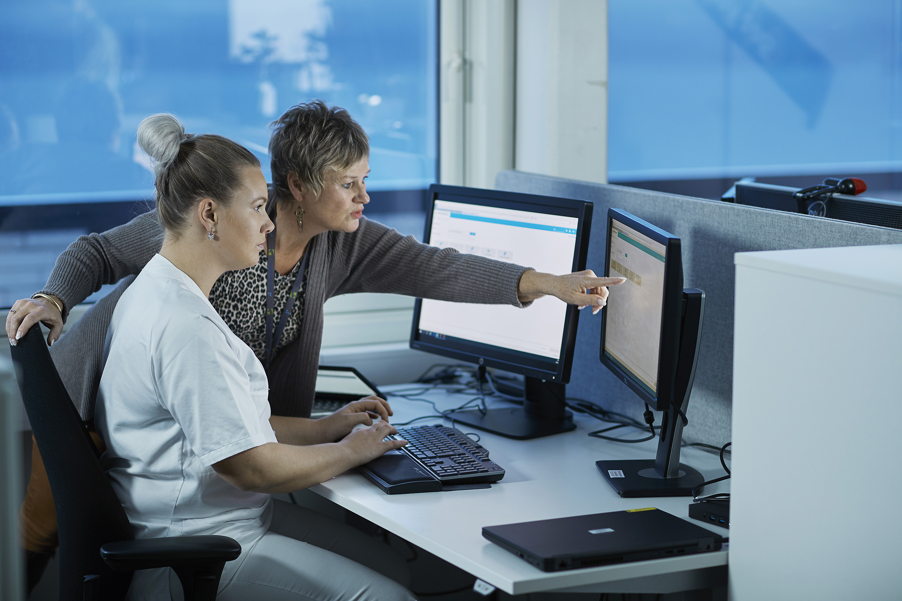 En mann og en kvinne som ser på en dataskjerm