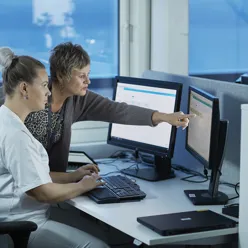 En mann og en kvinne som ser på en dataskjerm