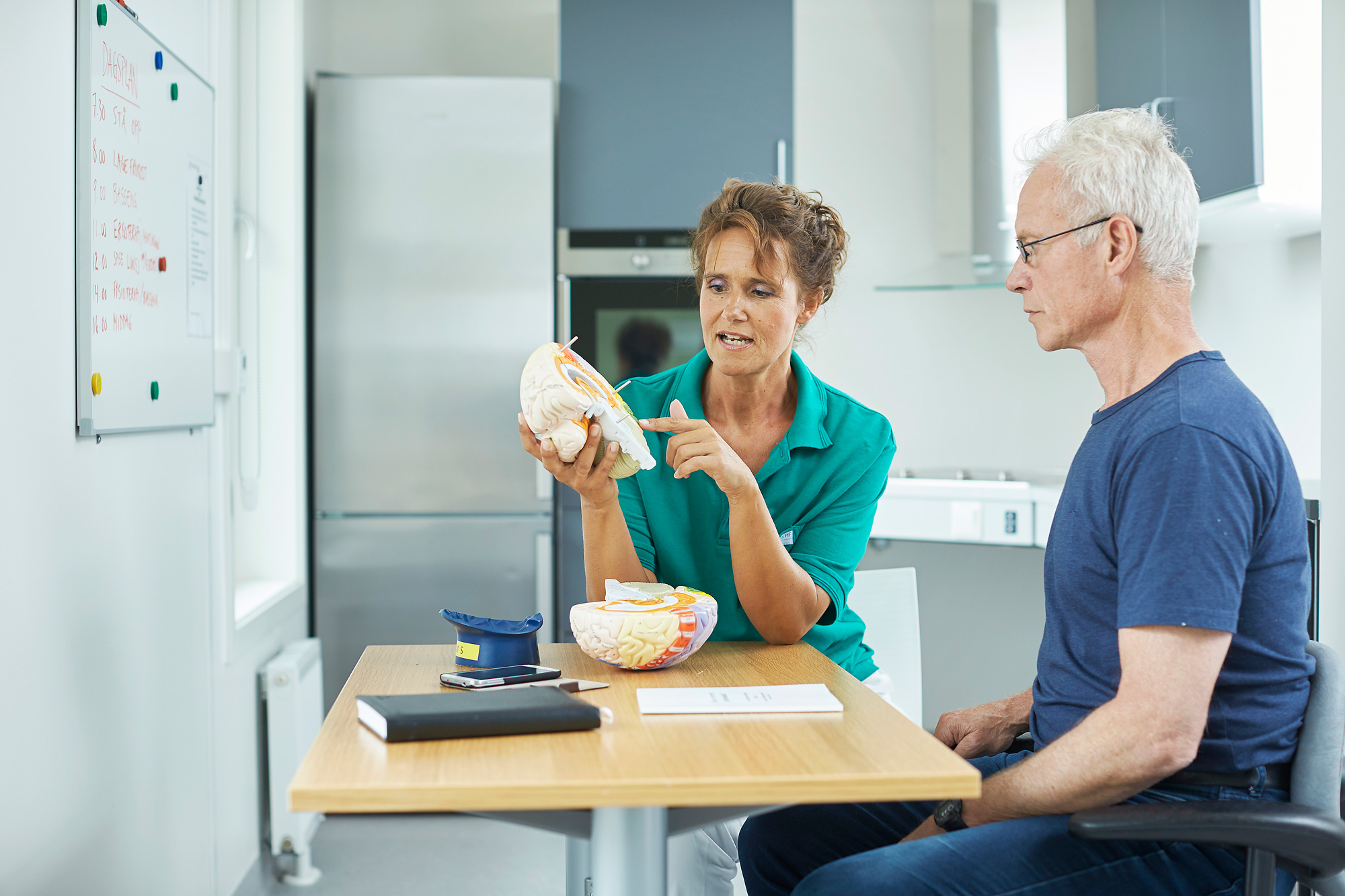 En mann og en kvinne som spiser