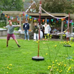 Bilde av ungdom som spiller badminton i en hage