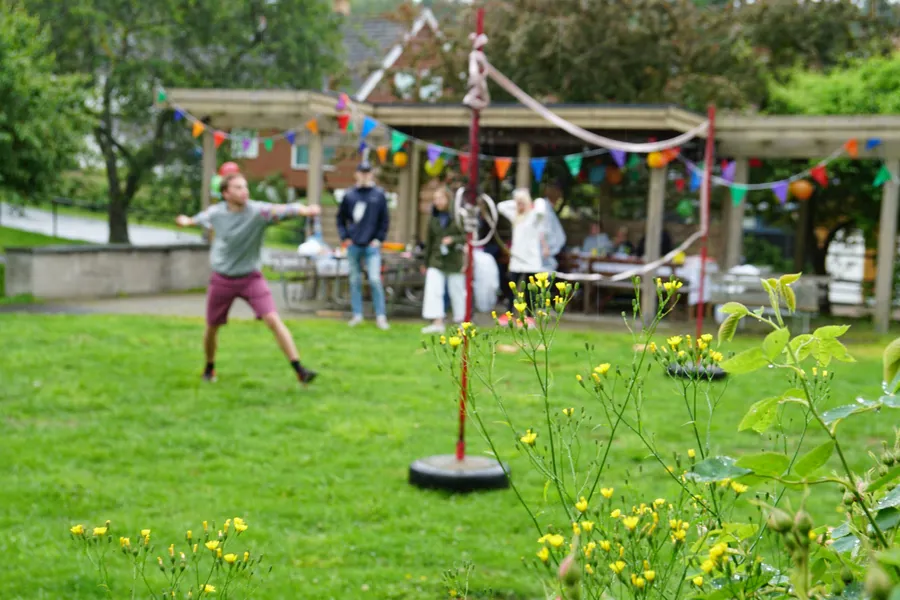 Bilde av ungdom som spiller badminton i en hage