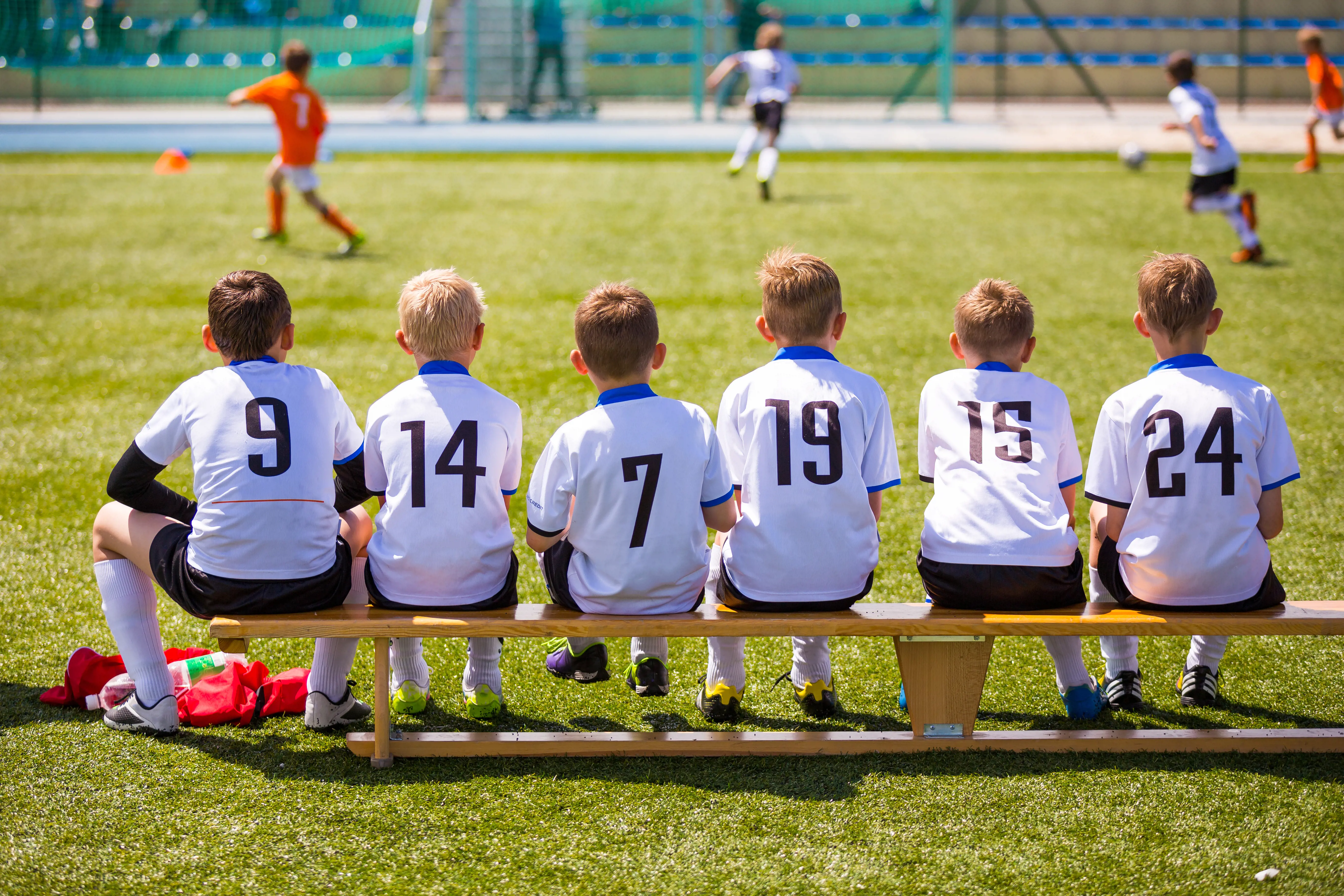 Illustrasjonsbilde av barn på benken i fotballkamp