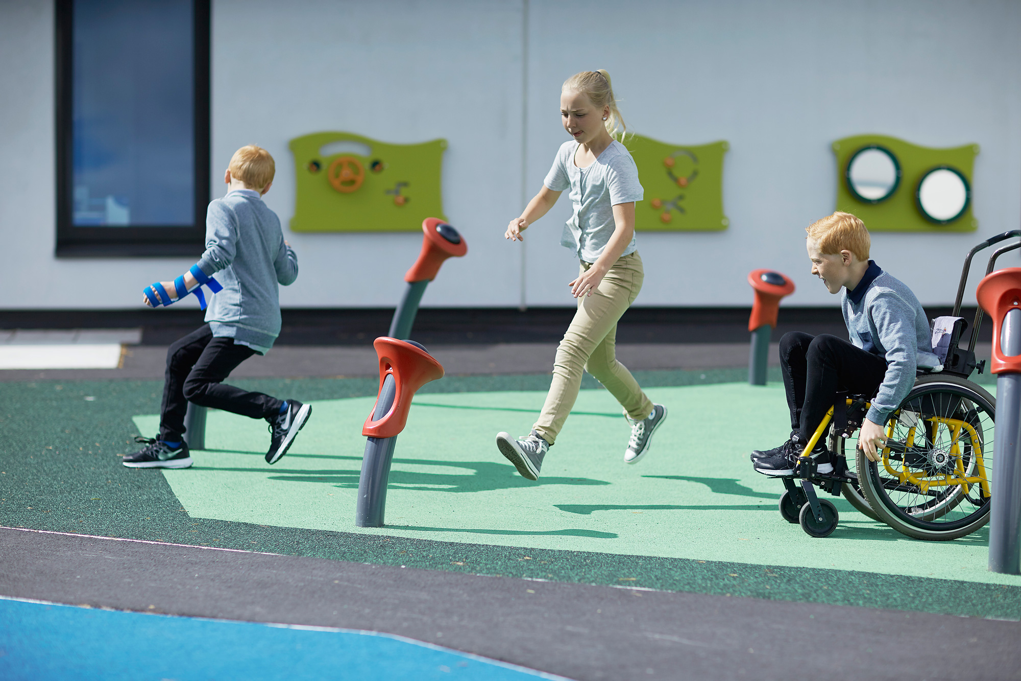En gruppe barn som leker på en trampoline