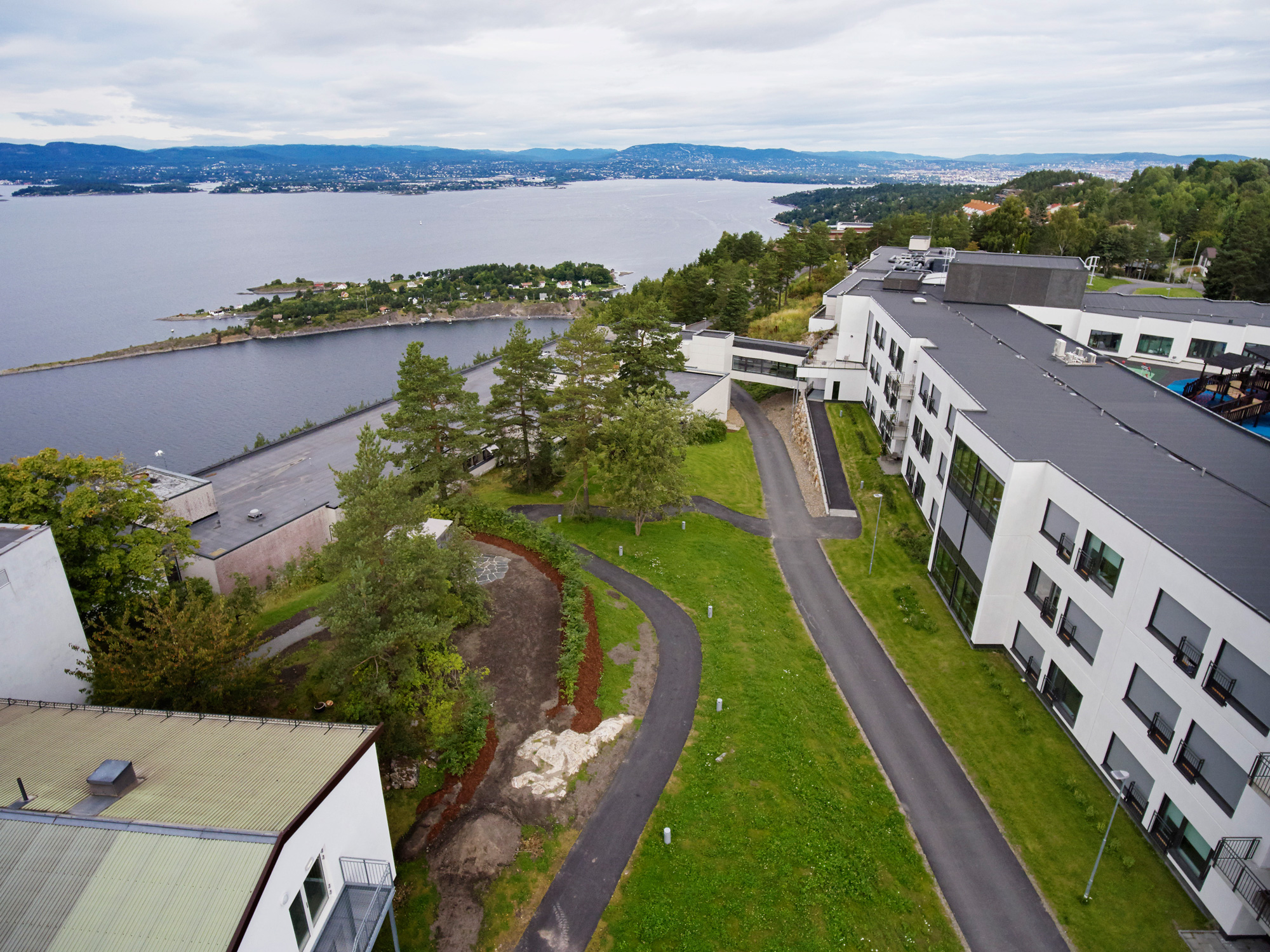 Oversiktsbilde over Sunnaas sykehus med sjøen i bakgrunnen