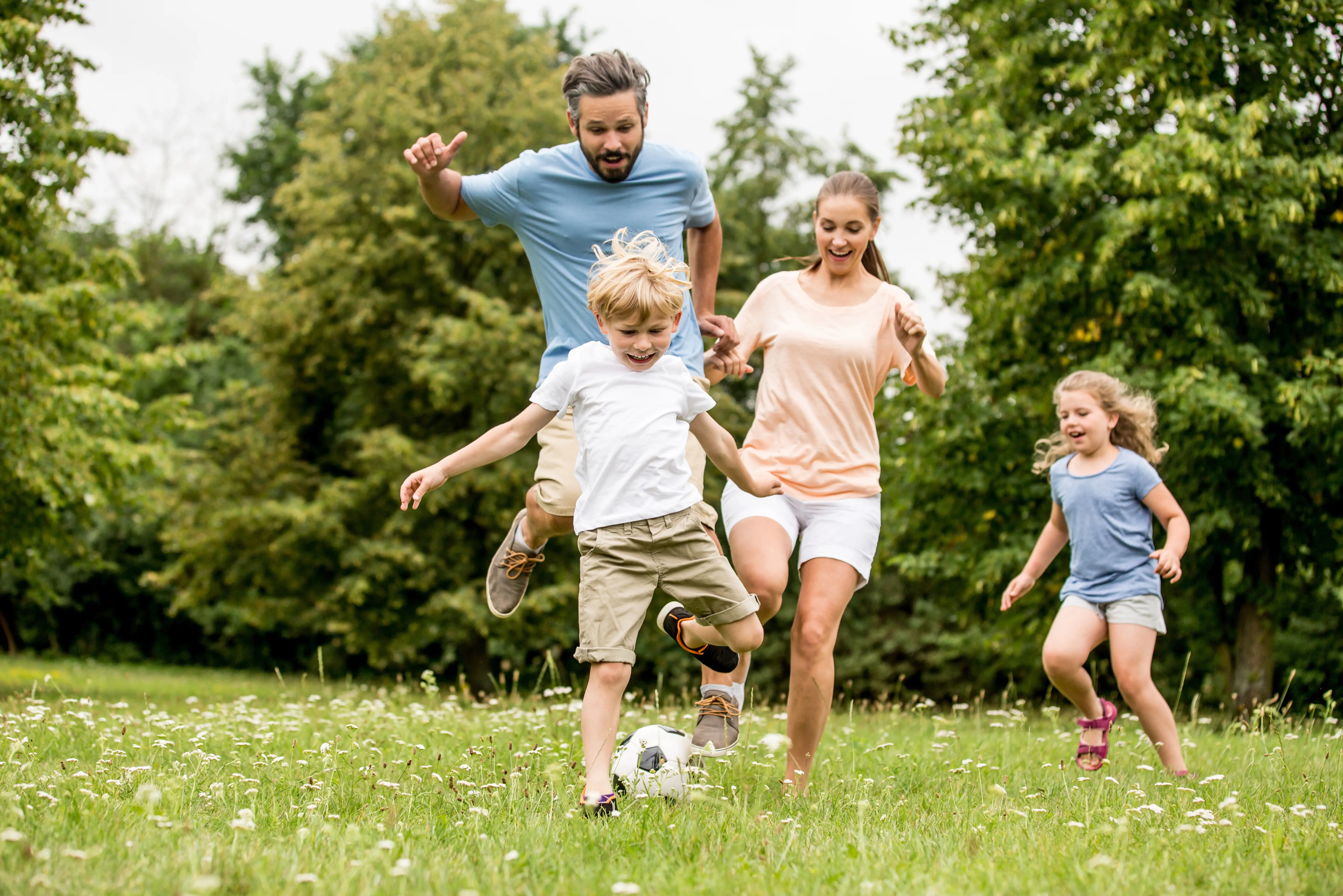 Aktiv familie som spiller fotball