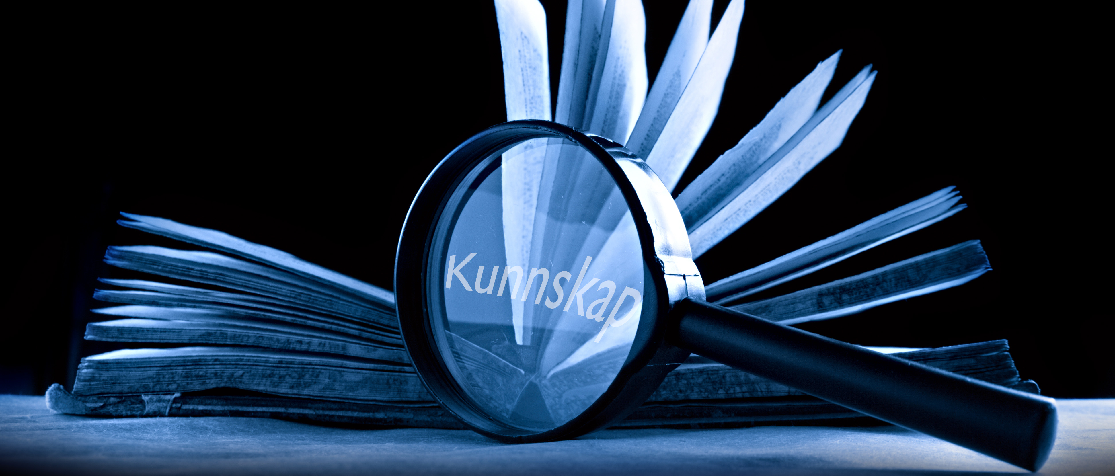 Illustrasjonsbilde som viser et forstørrelsesglass foran en bok