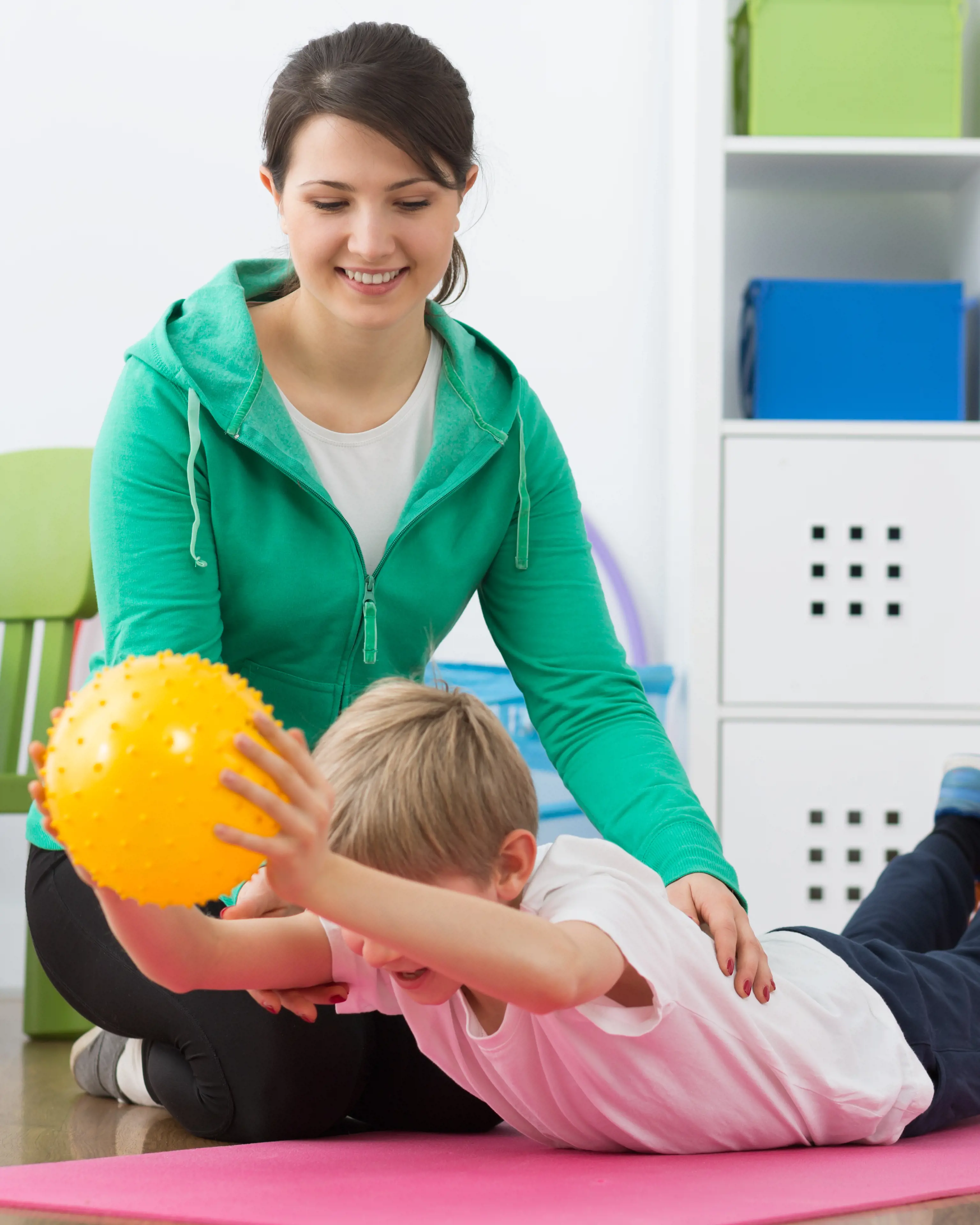 Fysioterapeut og barn osm trener, bilde