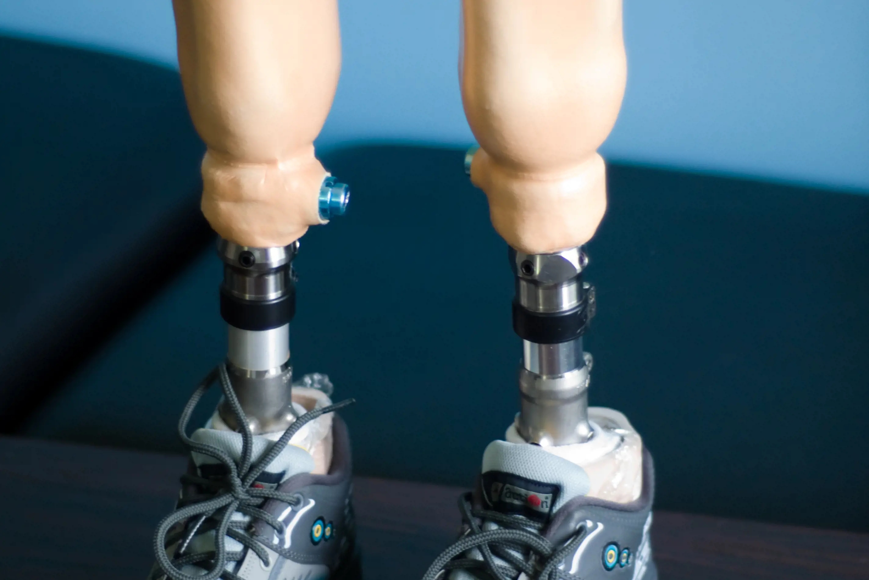 Bildet viser to benproteser